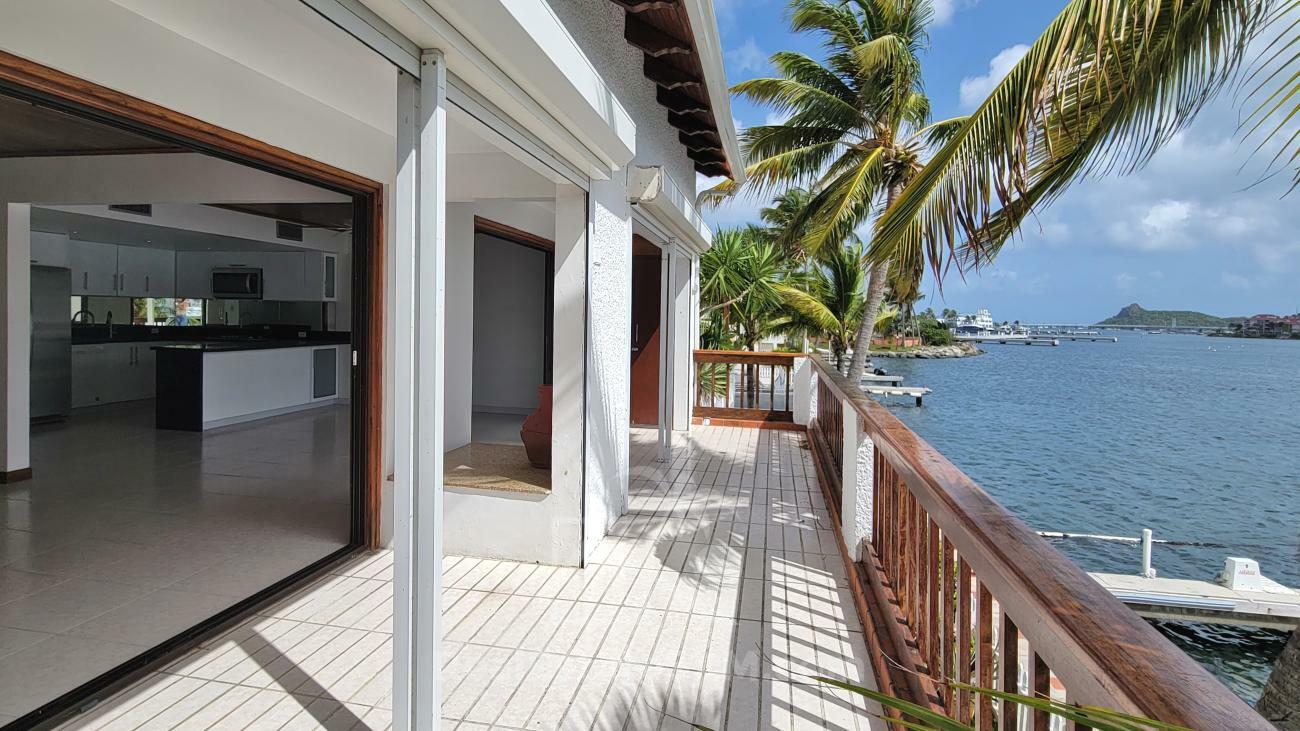 Condo for rent Sint Maarten. Prestigious location Simpson Bay Yacht Club. Tennis courts. Water front