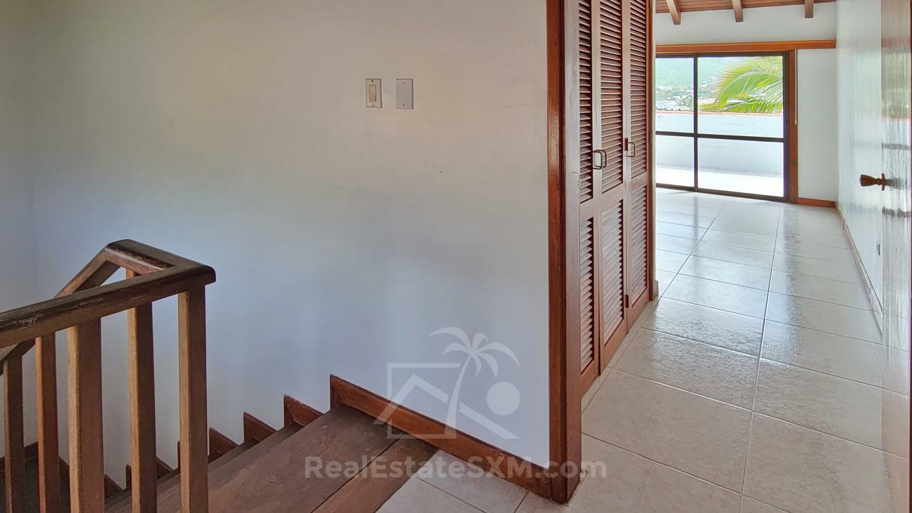 Condo for rent Sint Maarten. Prestigious location Simpson Bay Yacht Club. Tennis courts. Water front