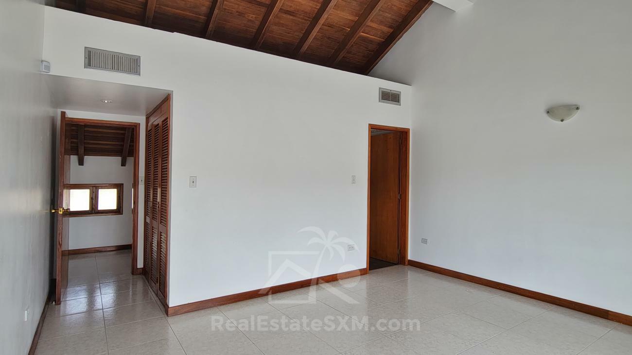 Condo for rent Sint Maarten. Prestigious location Simpson Bay Yacht Club. Tennis courts. Water front