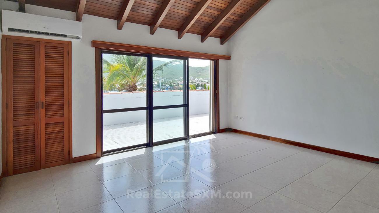 Condo for rent Sint Maarten. Prestigious location Simpson Bay Yacht Club. Tennis courts. Water front