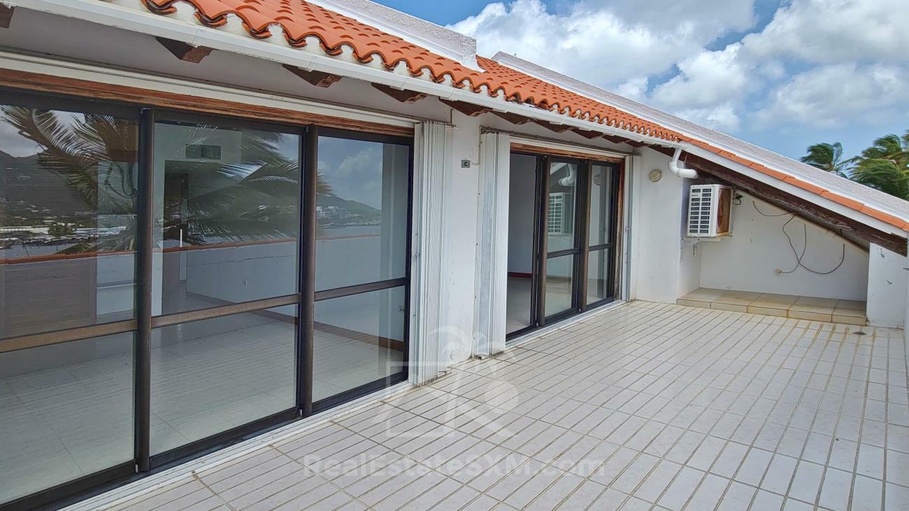 Condo for rent Sint Maarten. Prestigious location Simpson Bay Yacht Club. Tennis courts. Water front
