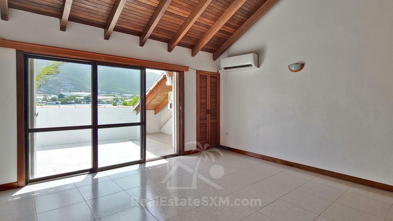 Condo for rent Sint Maarten. Prestigious location Simpson Bay Yacht Club. Tennis courts. Water front