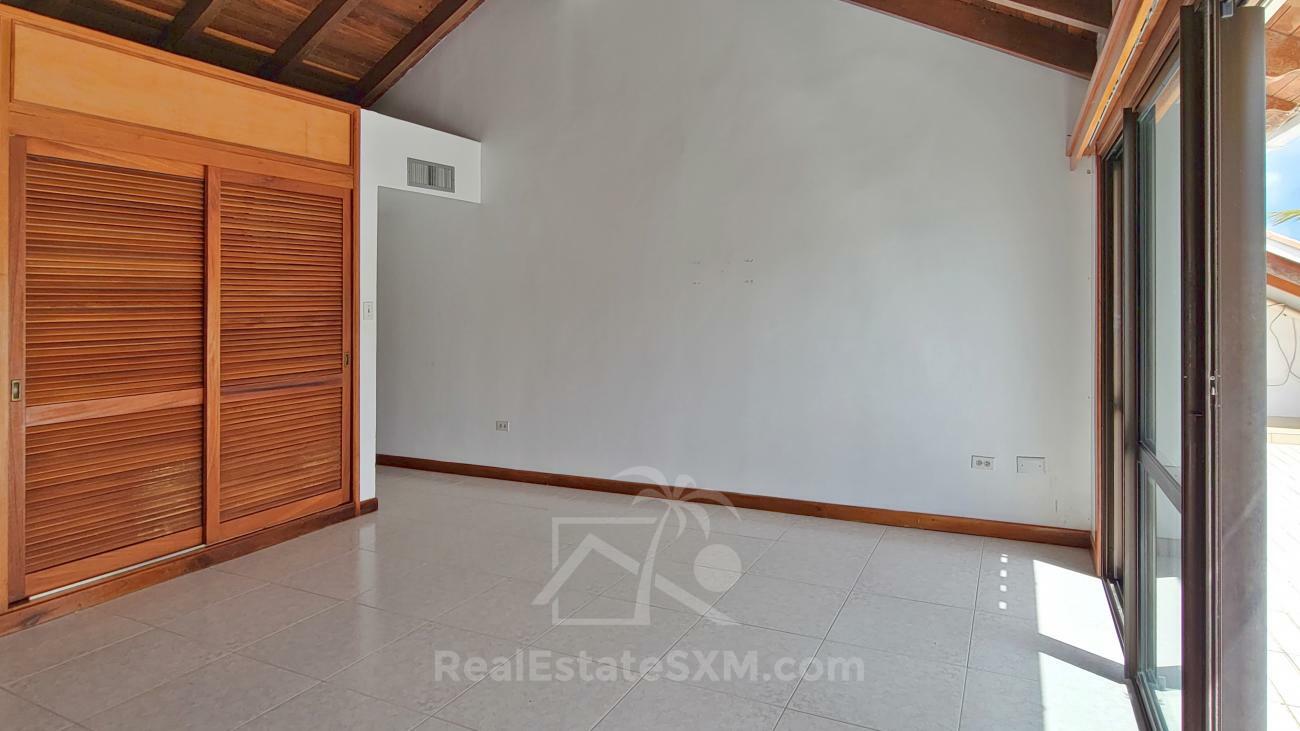 Condo for rent Sint Maarten. Prestigious location Simpson Bay Yacht Club. Tennis courts. Water front