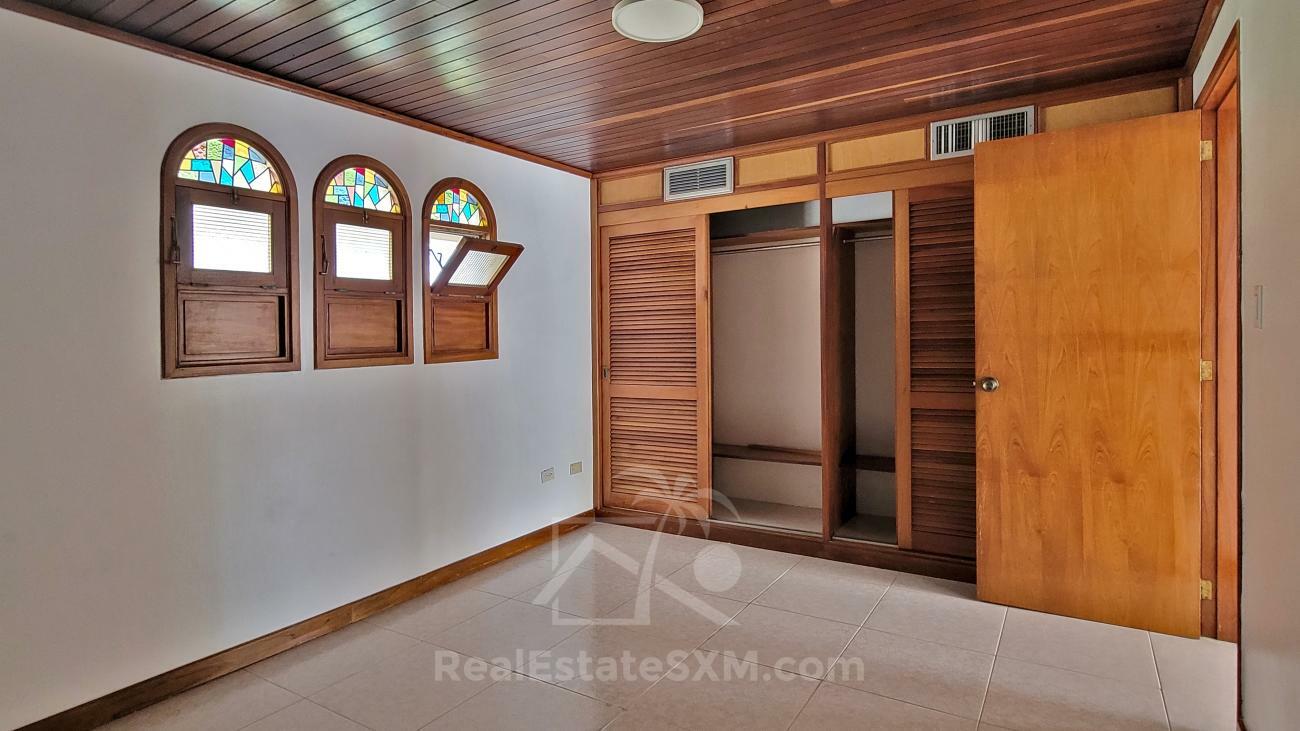 Condo for rent Sint Maarten. Prestigious location Simpson Bay Yacht Club. Tennis courts. Water front