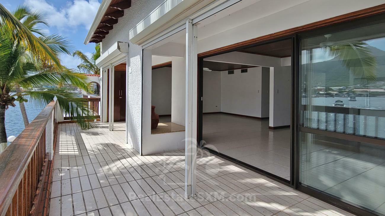 Condo for rent Sint Maarten. Prestigious location Simpson Bay Yacht Club. Tennis courts. Water front