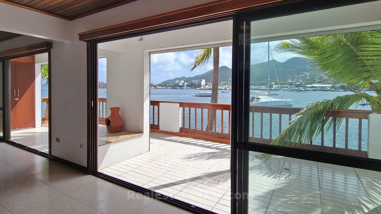Condo for rent Sint Maarten. Prestigious location Simpson Bay Yacht Club. Tennis courts. Water front