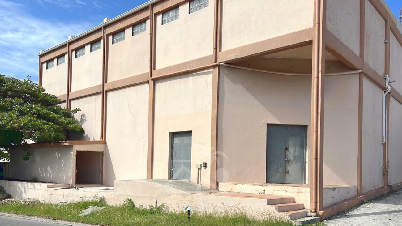 SXM large concrete Warehouse for rent in Point Blanche. Perfect for Your Business! Loading deck