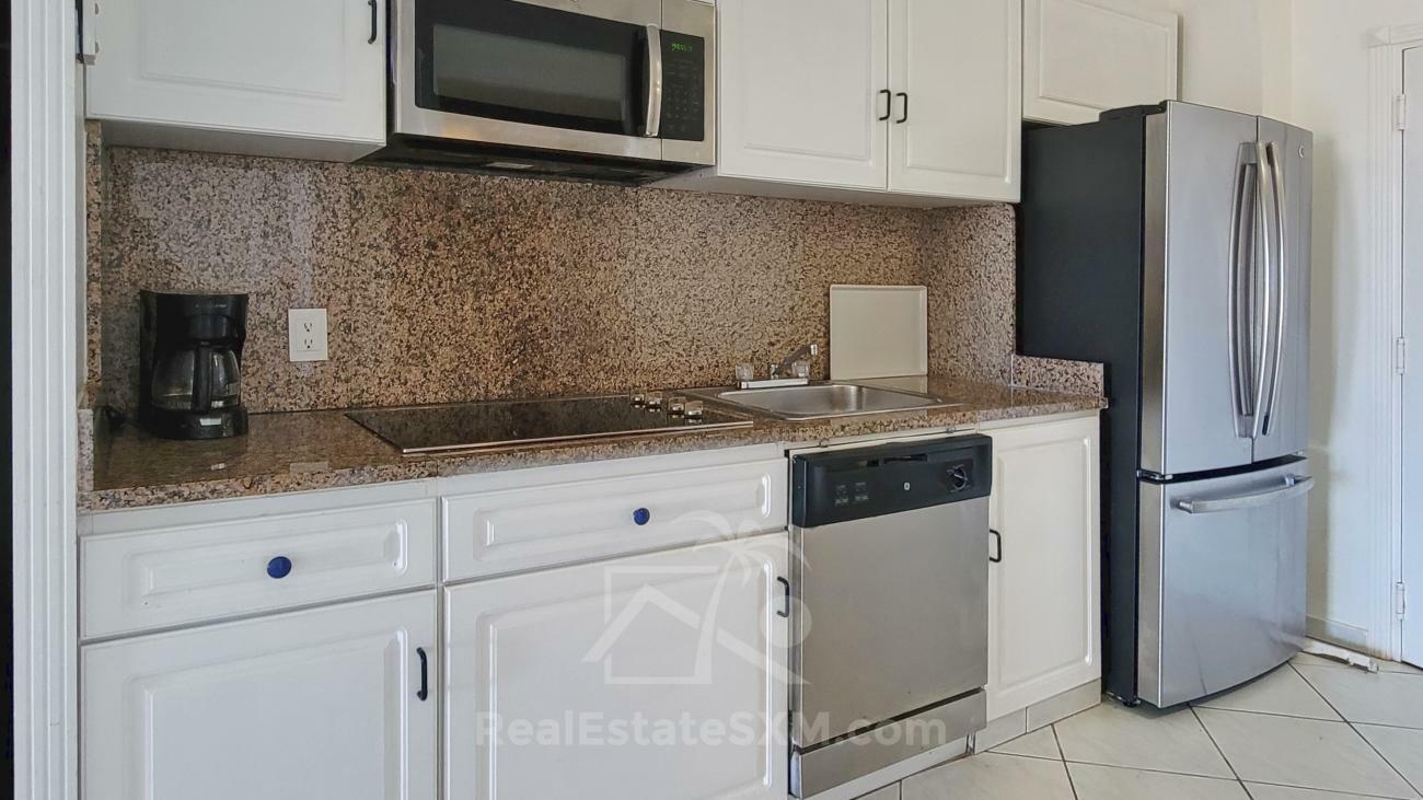 Caribbean St Maarten: studio apartment for sale in Sapphire Hotel Cupecoy. Sea View. Amenities (213)