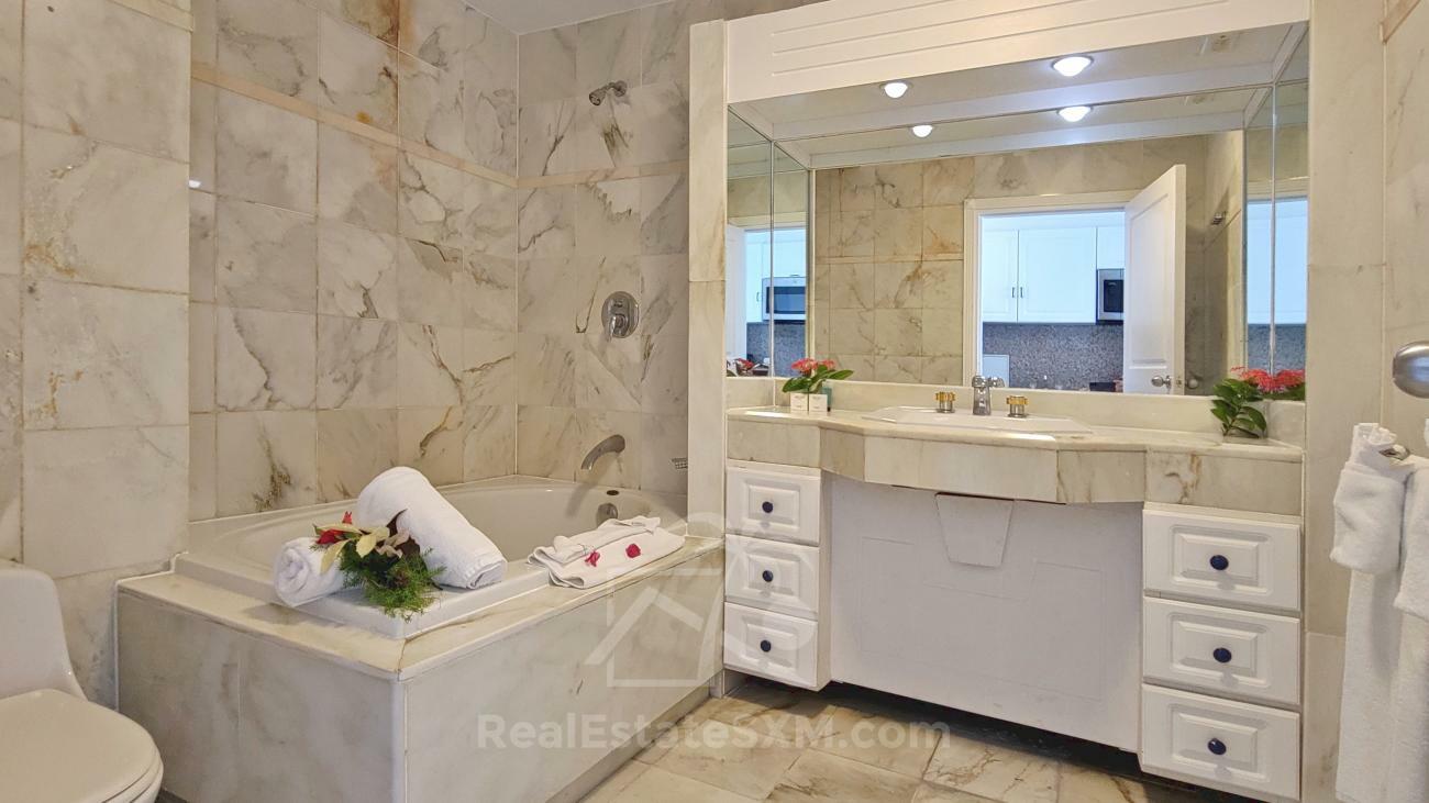 Caribbean St Maarten: studio apartment for sale in Sapphire Hotel Cupecoy. Sea View. Amenities (213)