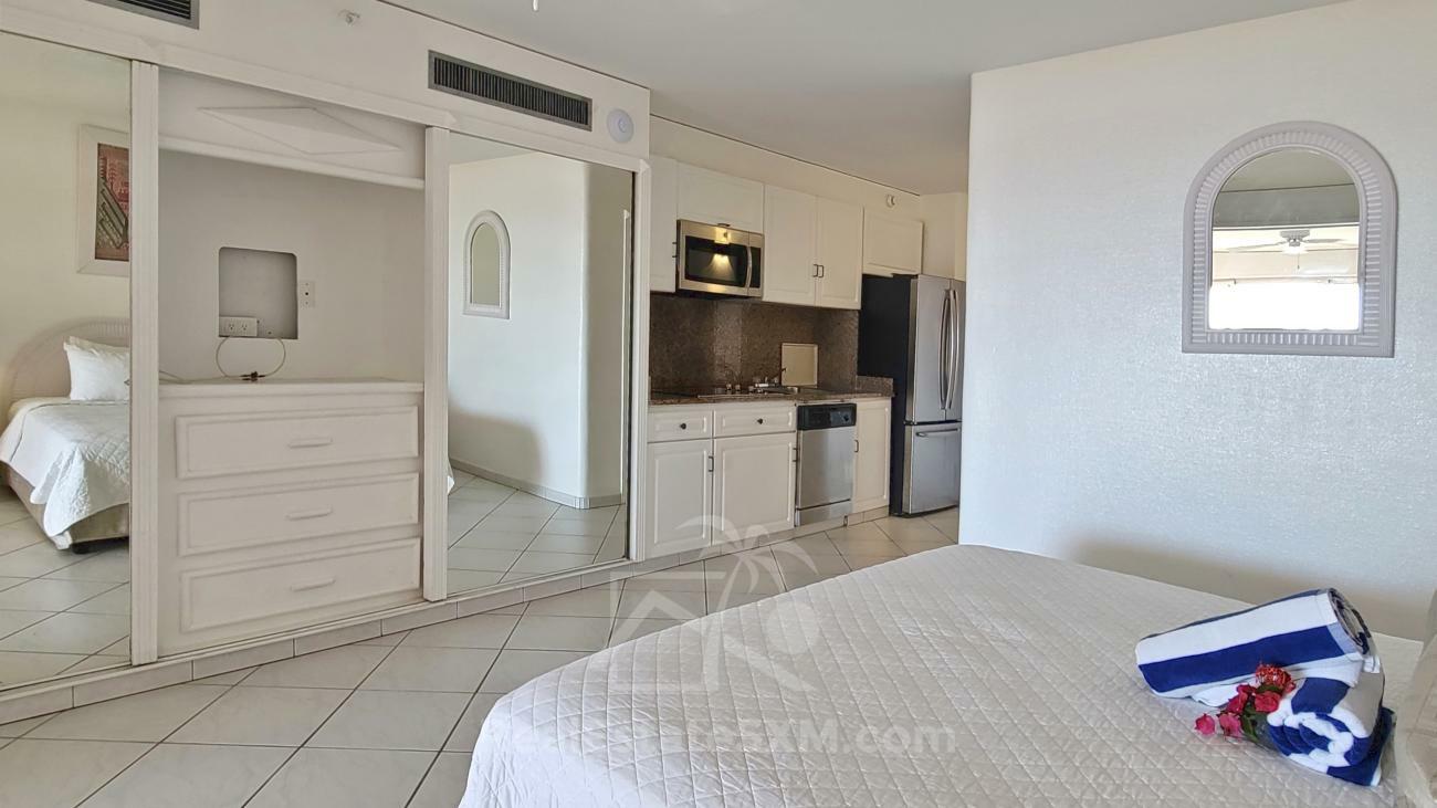 Caribbean St Maarten: studio apartment for sale in Sapphire Hotel Cupecoy. Sea View. Amenities (213)
