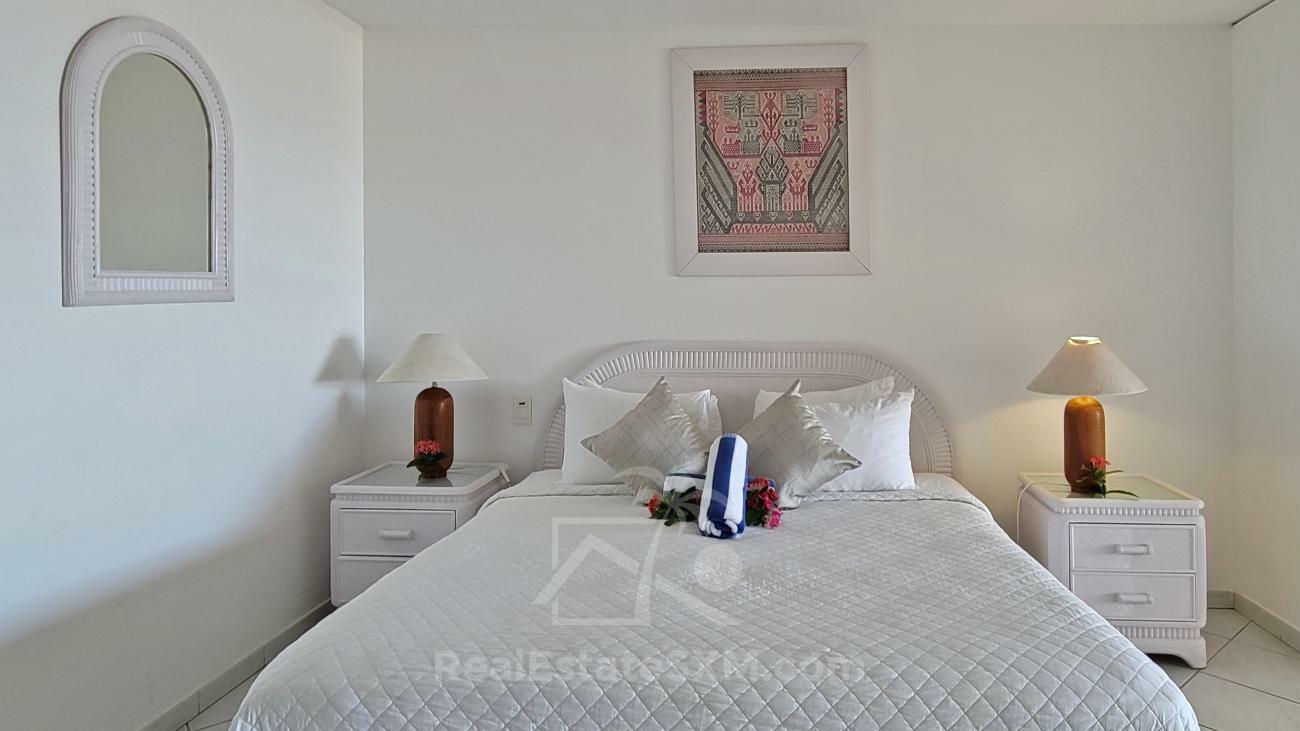 Caribbean St Maarten: studio apartment for sale in Sapphire Hotel Cupecoy. Sea View. Amenities (213)