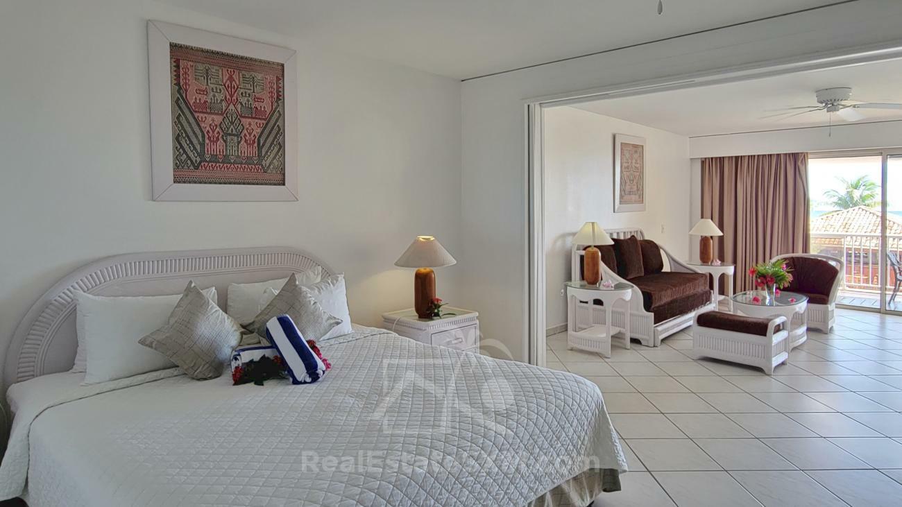 Caribbean St Maarten: studio apartment for sale in Sapphire Hotel Cupecoy. Sea View. Amenities (213)