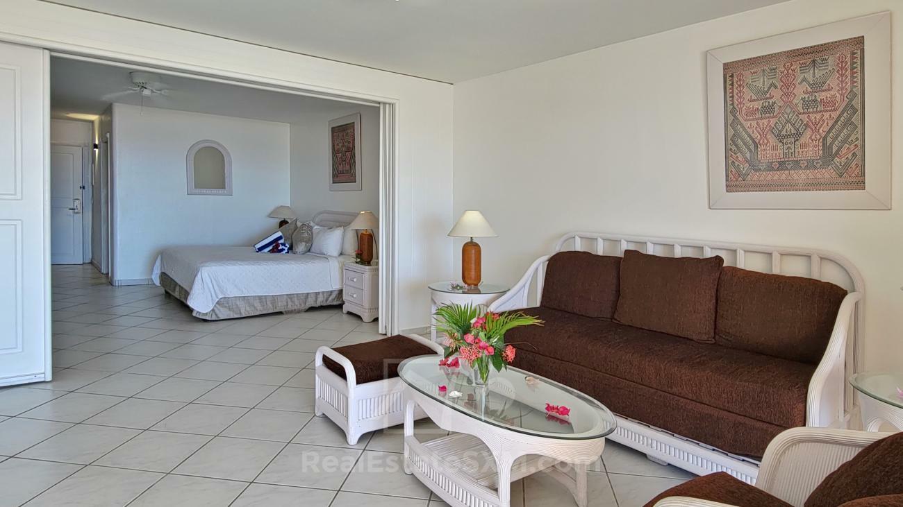Caribbean St Maarten: studio apartment for sale in Sapphire Hotel Cupecoy. Sea View. Amenities (213)