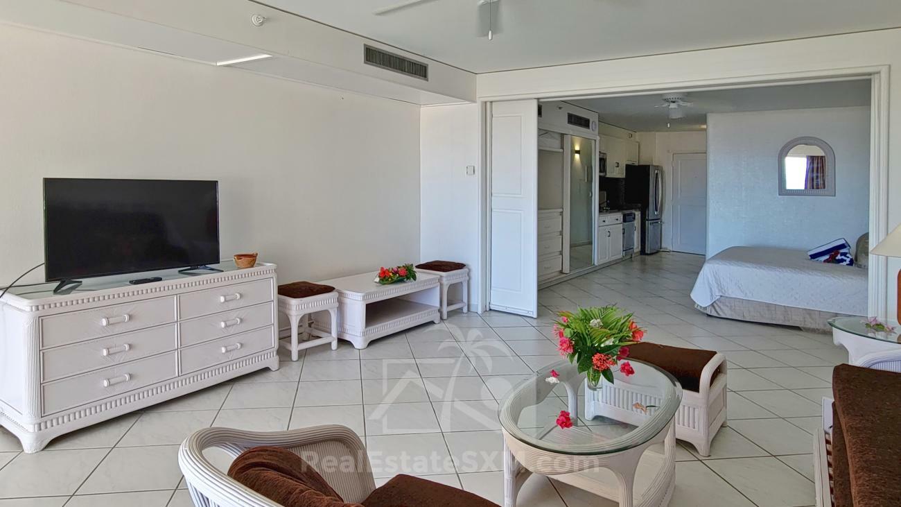 Caribbean St Maarten: studio apartment for sale in Sapphire Hotel Cupecoy. Sea View. Amenities (213)