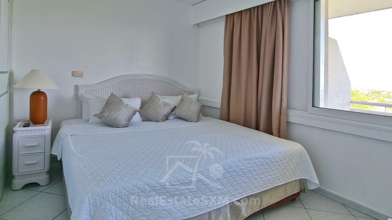 St Maarten: 1 bedroom apartment for sale 8th floor Sapphire Hotel Cupecoy. Lagoon View. (386)