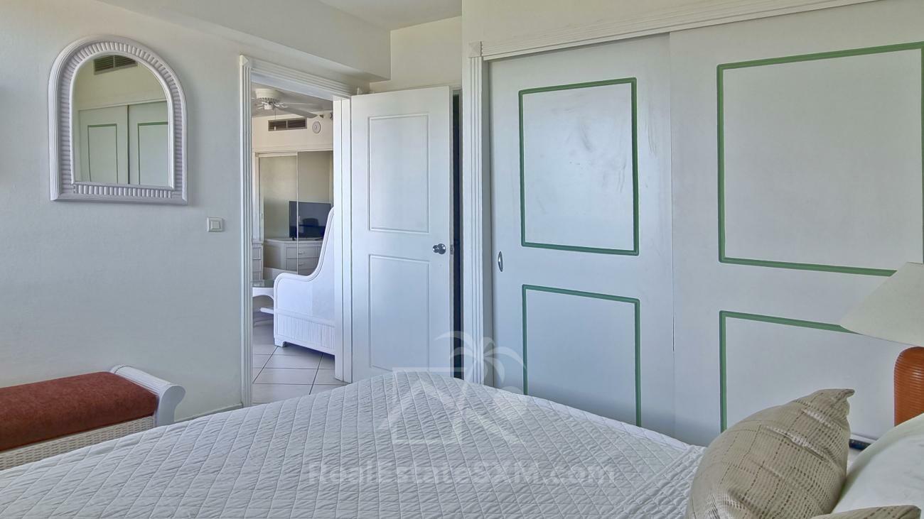 St Maarten: 1 bedroom apartment for sale 8th floor Sapphire Hotel Cupecoy. Lagoon View. (386)
