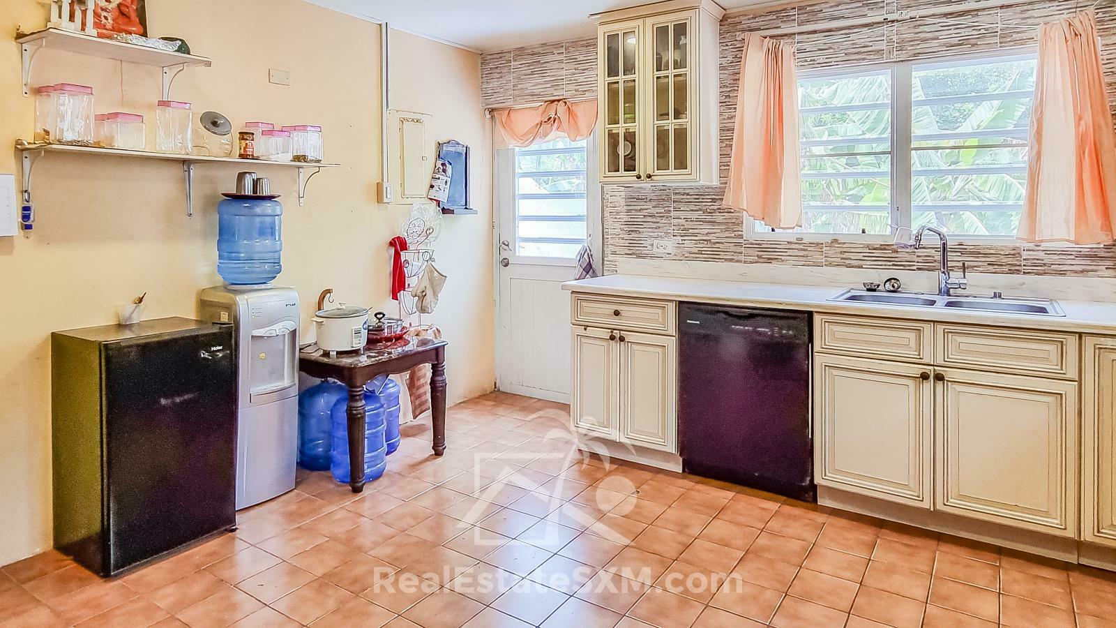St Maarten house for sale in Point Blanche, 4 beds 4 baths. Gated yard. Garage