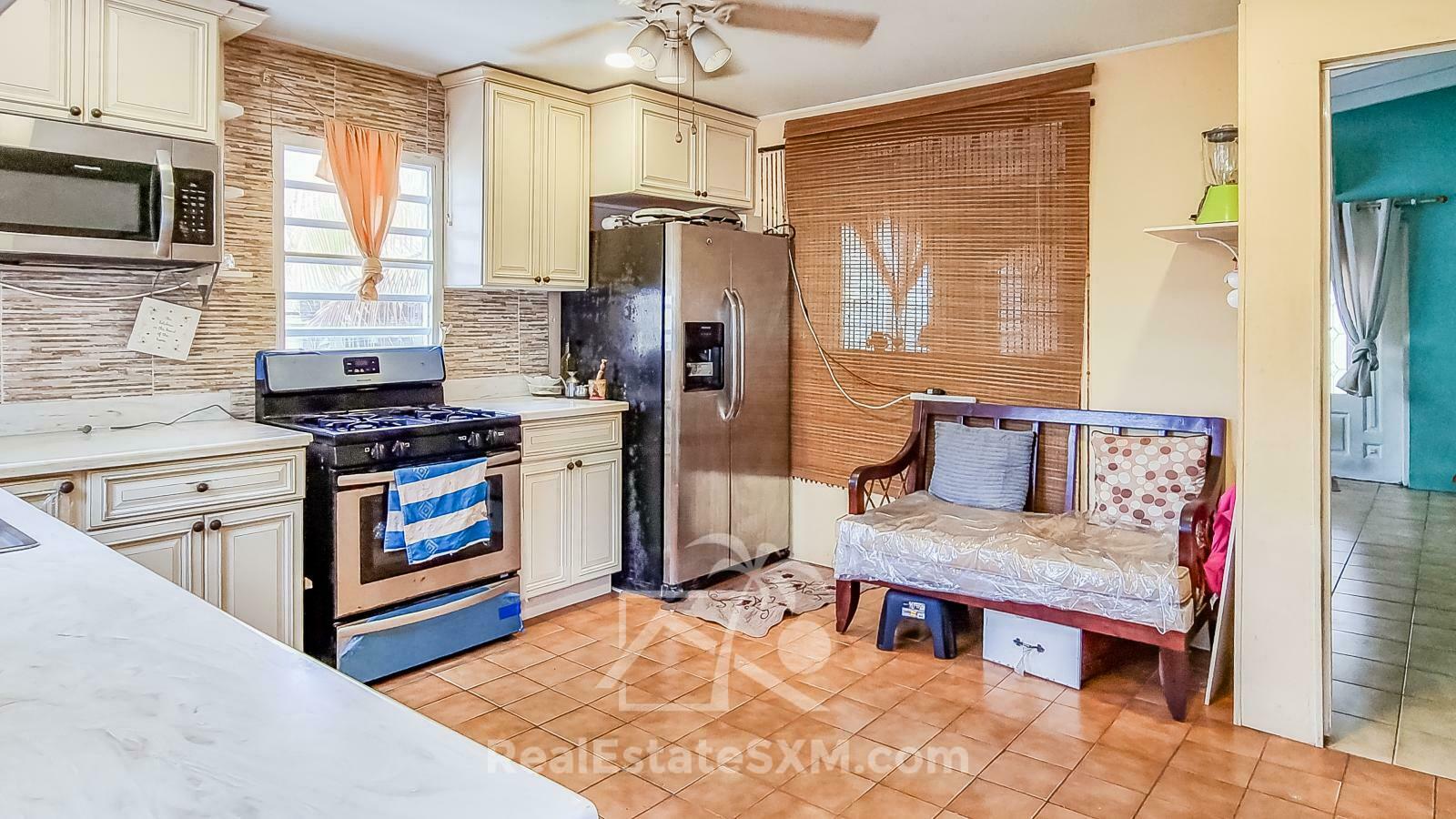 St Maarten house for sale in Point Blanche, 4 beds 4 baths. Gated yard. Garage