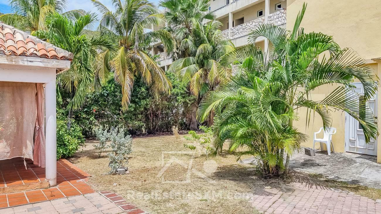 St Maarten house for sale in Point Blanche, 4 beds 4 baths. Gated yard. Garage