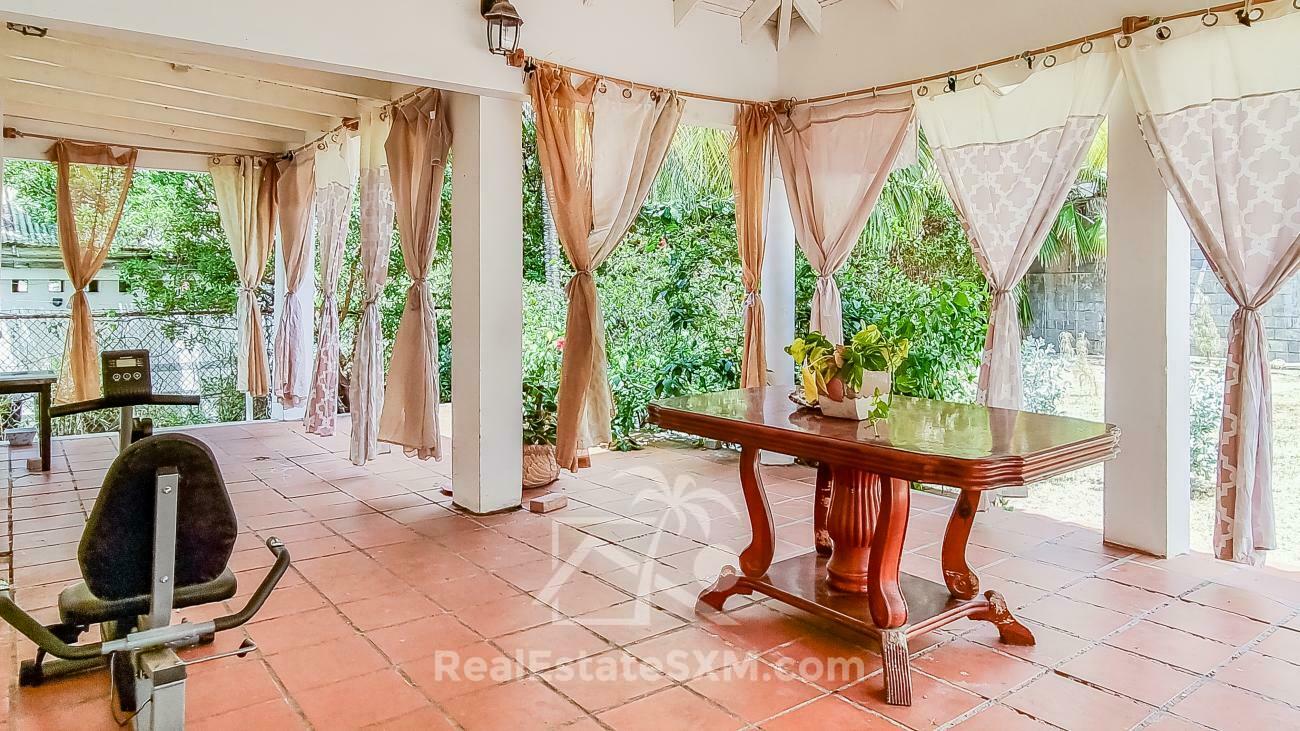 St Maarten house for sale in Point Blanche, 4 beds 4 baths. Gated yard. Garage