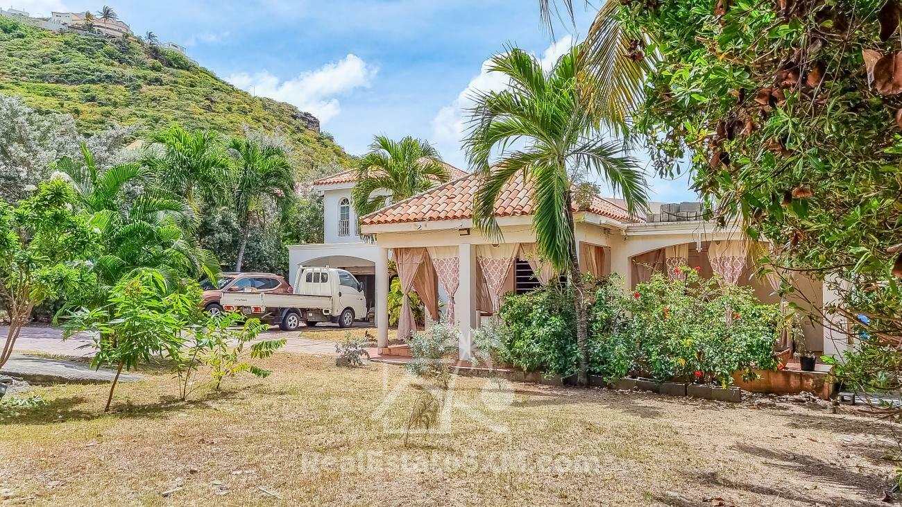 St Maarten house for sale in Point Blanche, 4 beds 4 baths. Gated yard. Garage