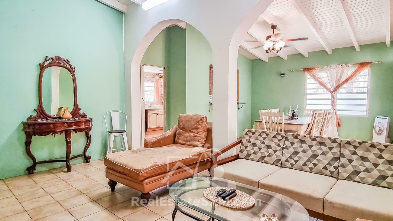 St Maarten house for sale in Point Blanche, 4 beds 4 baths. Gated yard. Garage