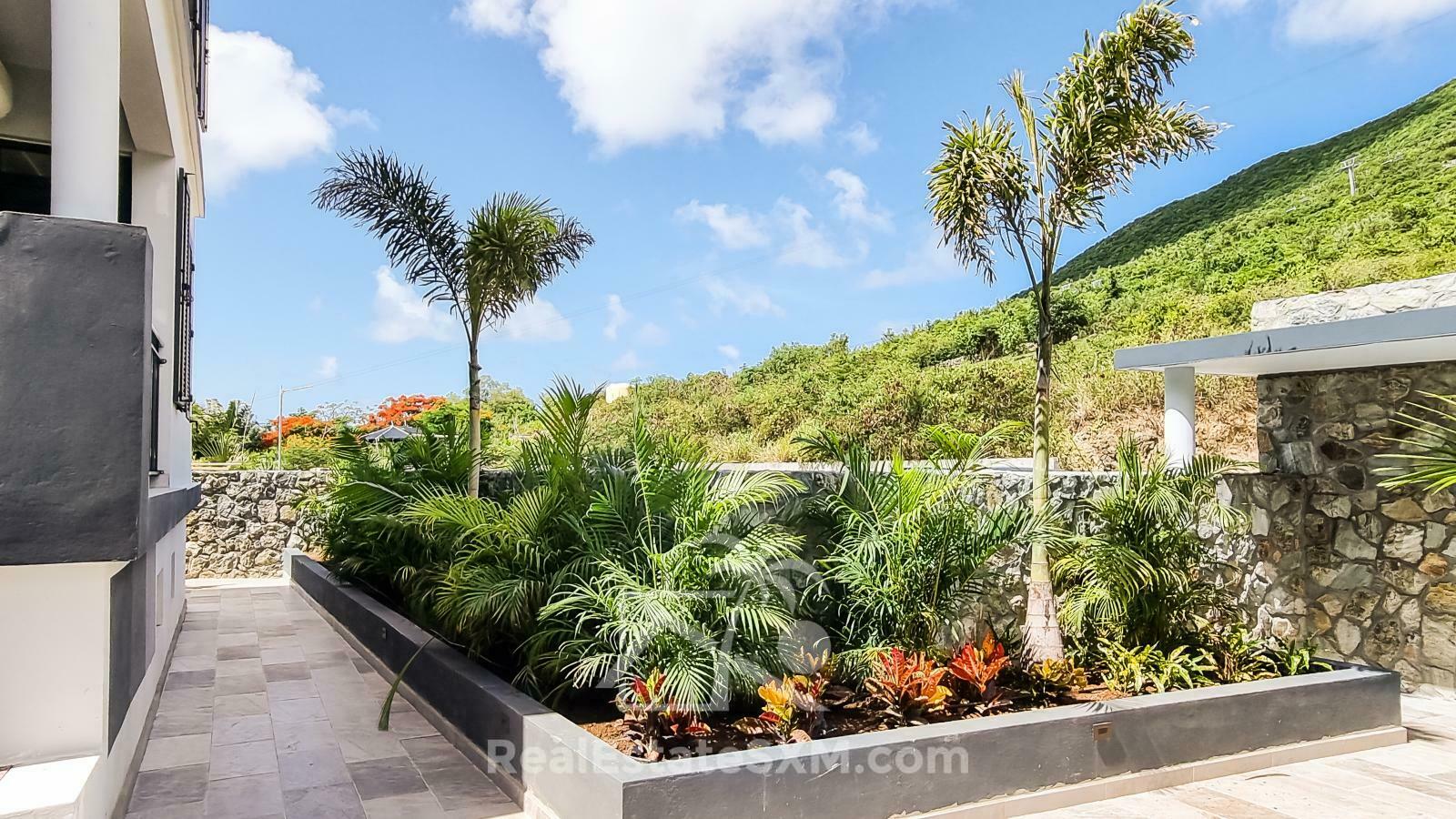 Investment Building for Sale SXM. Gated Community. Beautiful View. Generator and Cistern. Garage.