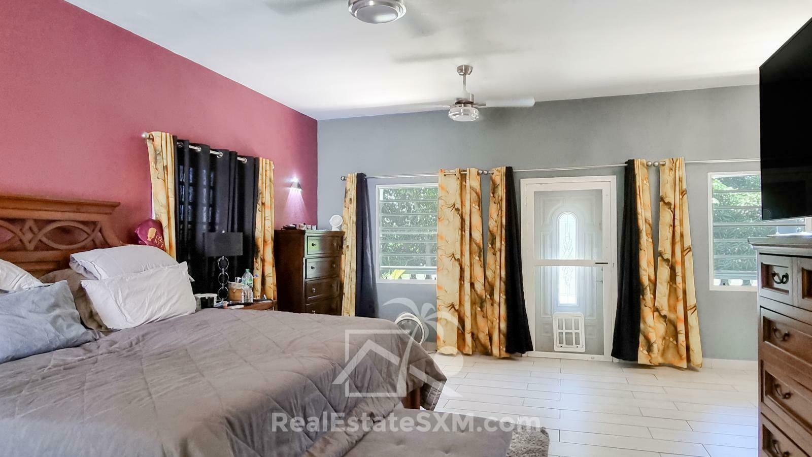 House for sale in St Maarten, Diamond Hill. Very spacious! Peaceful. Water view. 2 apartments