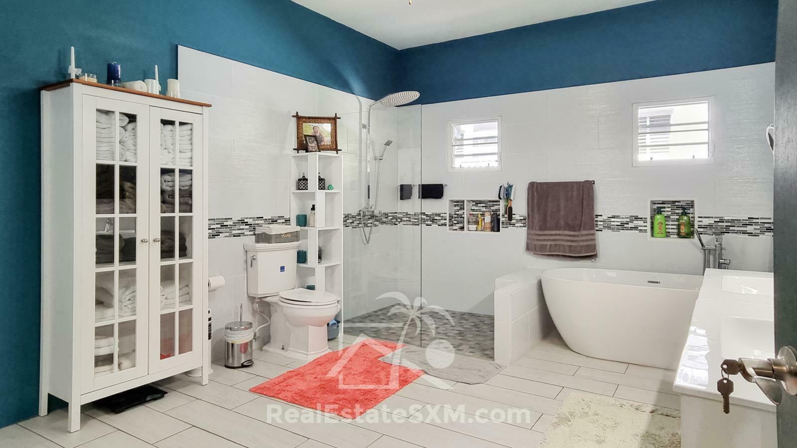 House for sale in St Maarten, Diamond Hill. Very spacious! Peaceful. Water view. 2 apartments