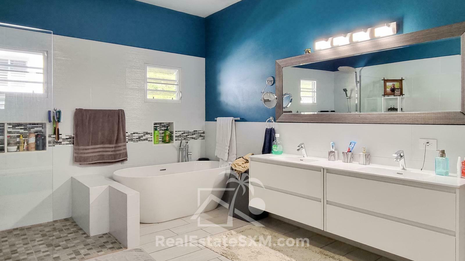 House for sale in St Maarten, Diamond Hill. Very spacious! Peaceful. Water view. 2 apartments