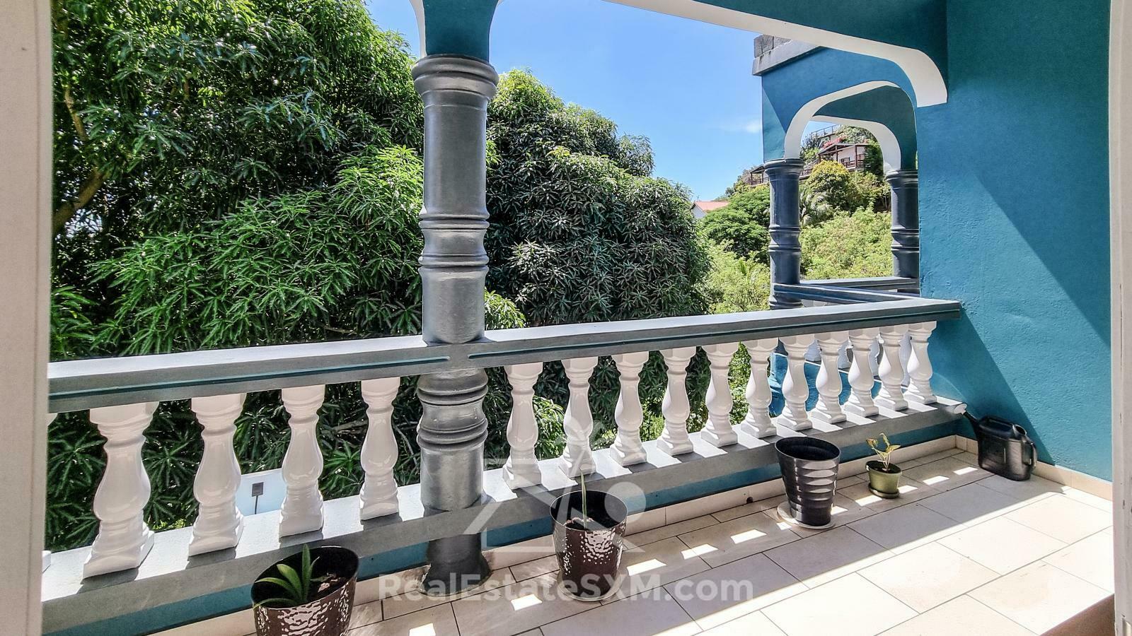 House for sale in St Maarten, Diamond Hill. Very spacious! Peaceful. Water view. 2 apartments