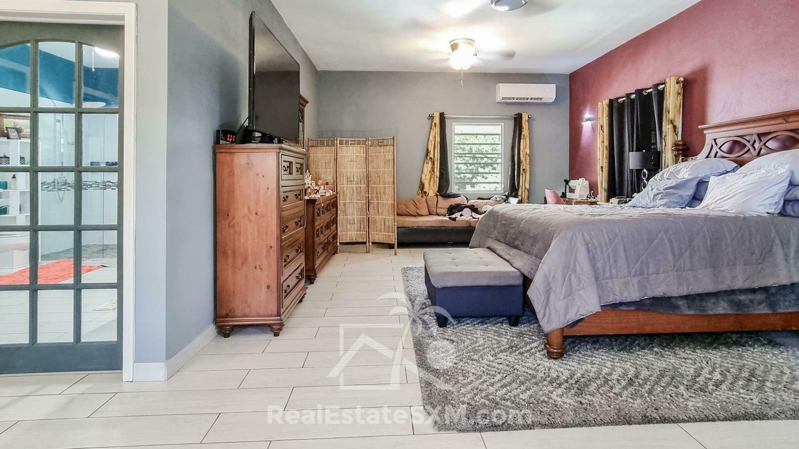 House for sale in St Maarten, Diamond Hill. Very spacious! Peaceful. Water view. 2 apartments