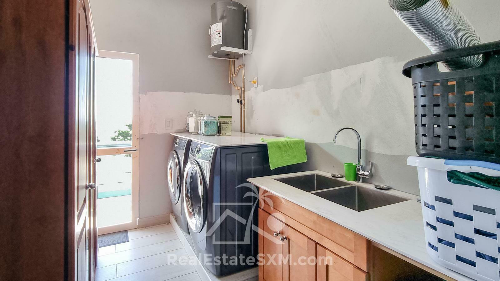 House for sale in St Maarten, Diamond Hill. Very spacious! Peaceful. Water view. 2 apartments