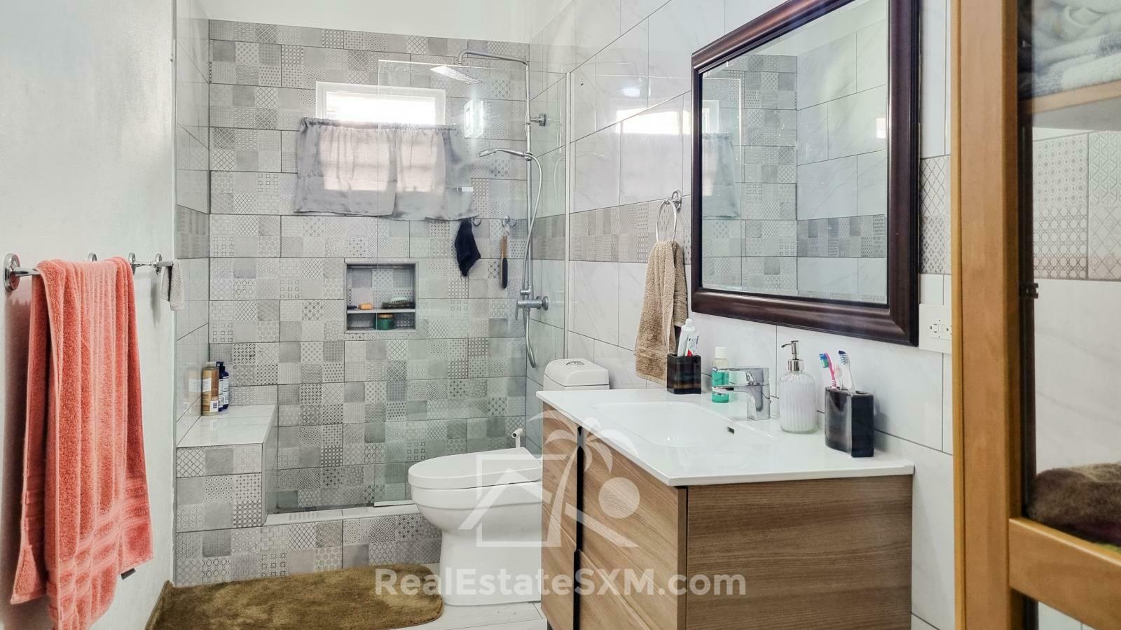 House for sale in St Maarten, Diamond Hill. Very spacious! Peaceful. Water view. 2 apartments