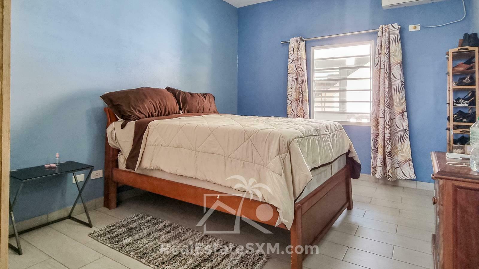 House for sale in St Maarten, Diamond Hill. Very spacious! Peaceful. Water view. 2 apartments