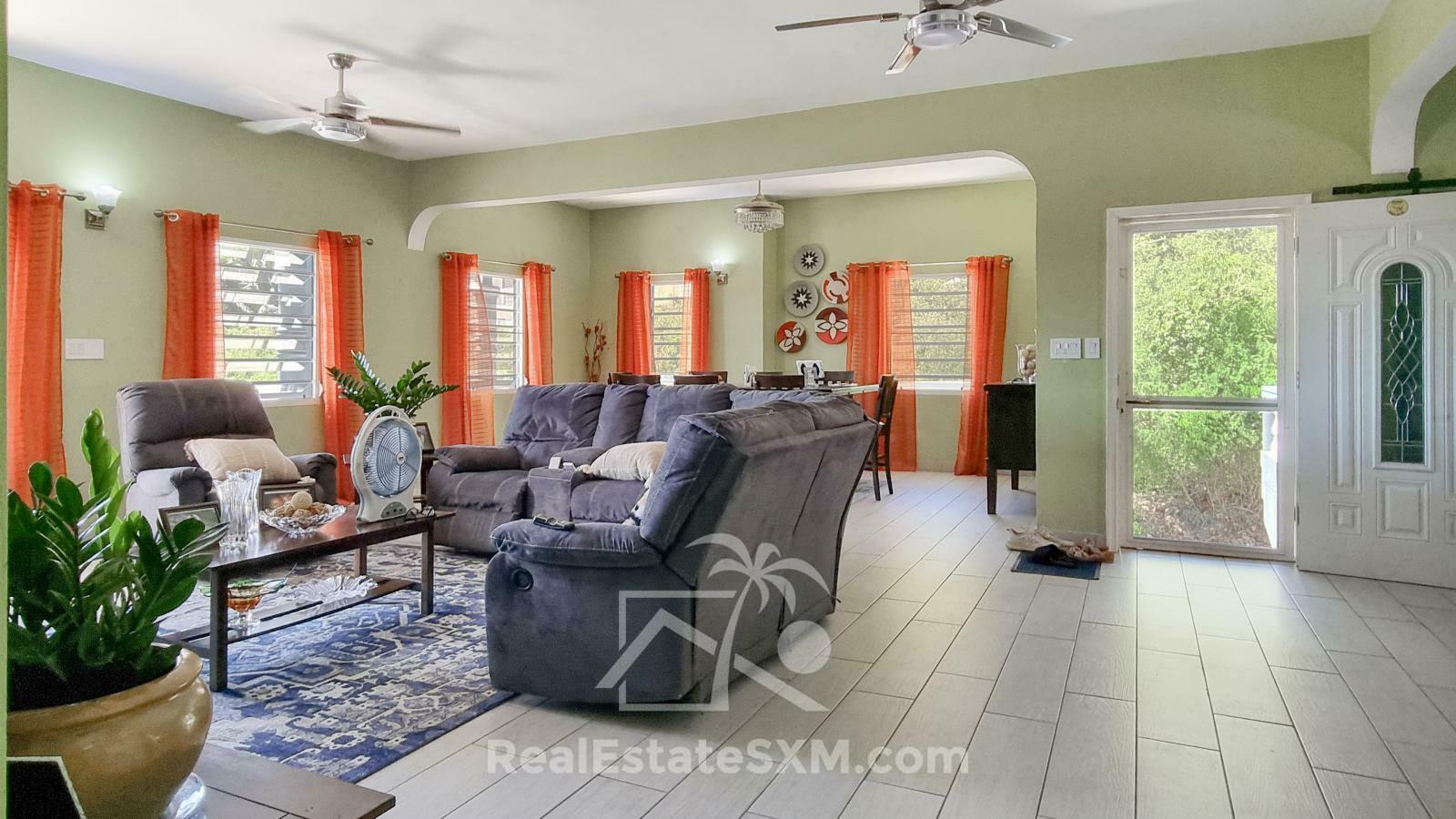 House for sale in St Maarten, Diamond Hill. Very spacious! Peaceful. Water view. 2 apartments