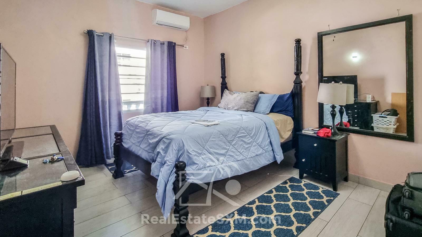 House for sale in St Maarten, Diamond Hill. Very spacious! Peaceful. Water view. 2 apartments