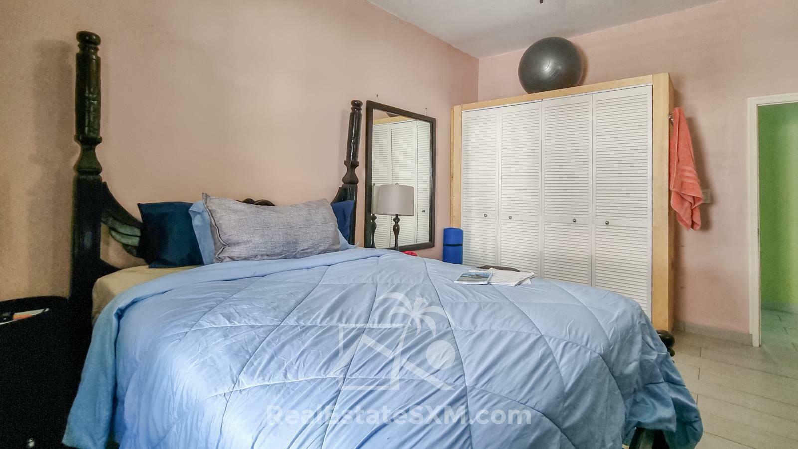 House for sale in St Maarten, Diamond Hill. Very spacious! Peaceful. Water view. 2 apartments