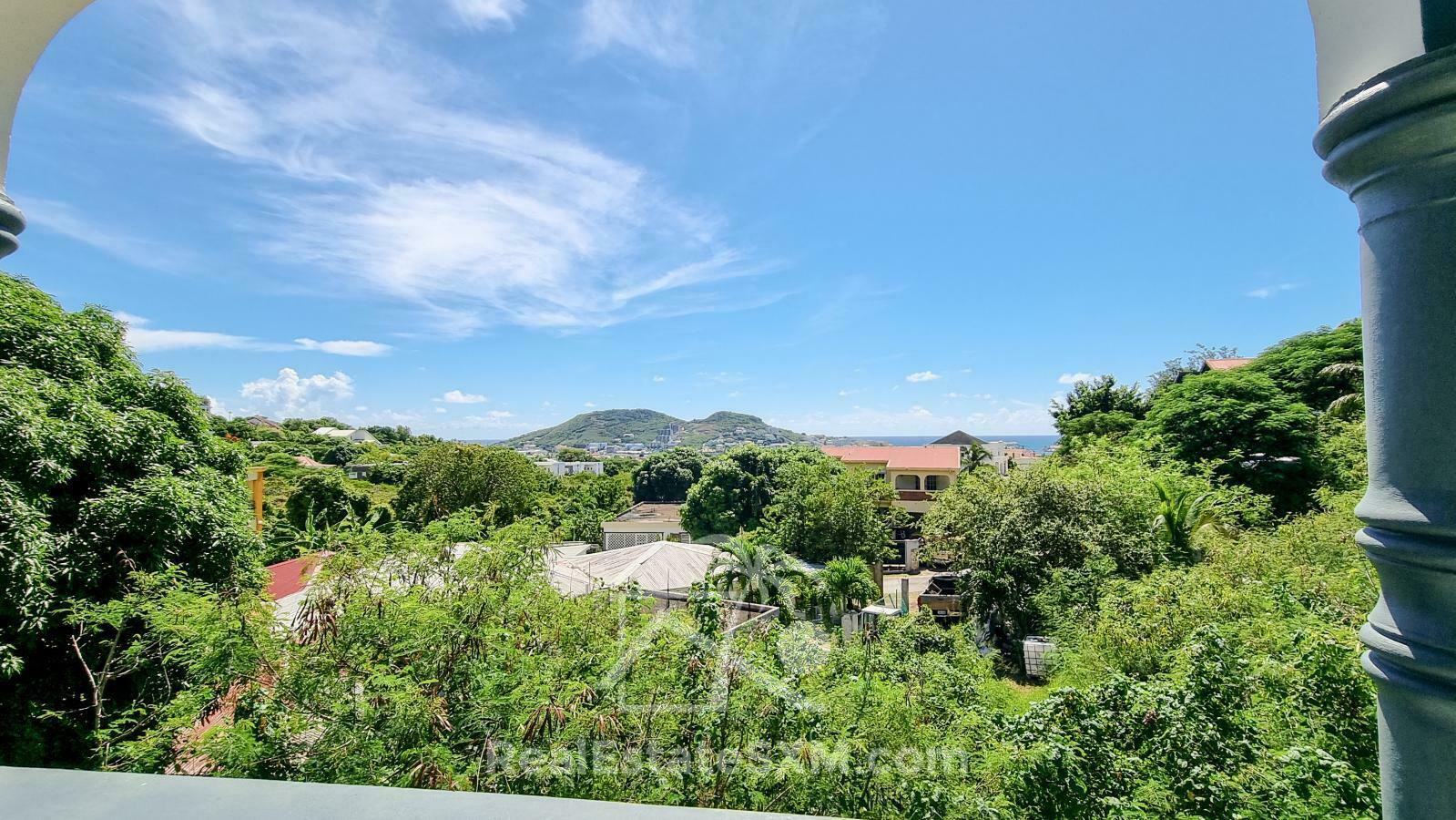 House for sale in St Maarten, Diamond Hill. Very spacious! Peaceful. Water view. 2 apartments