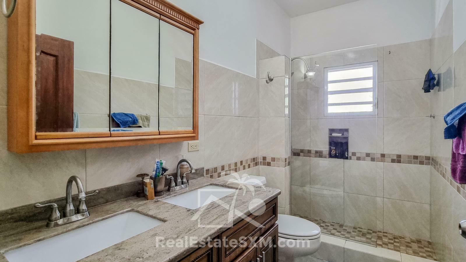 House for sale in St Maarten, Diamond Hill. Very spacious! Peaceful. Water view. 2 apartments