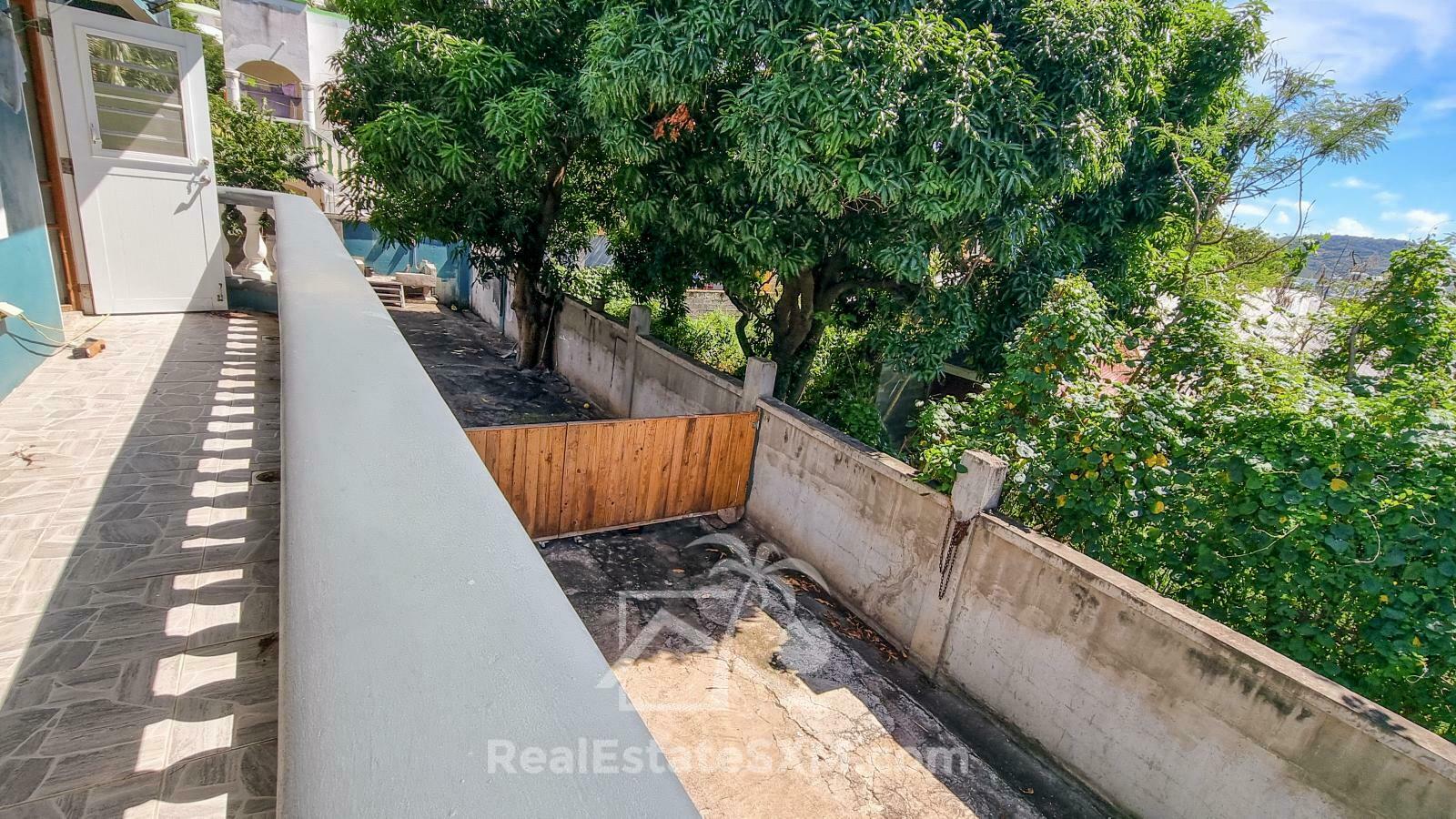 House for sale in St Maarten, Diamond Hill. Very spacious! Peaceful. Water view. 2 apartments