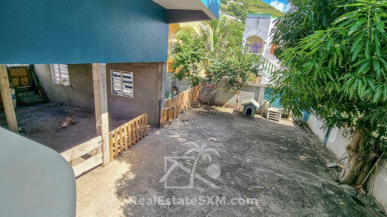 House for sale in St Maarten, Diamond Hill. Very spacious! Peaceful. Water view. 2 apartments