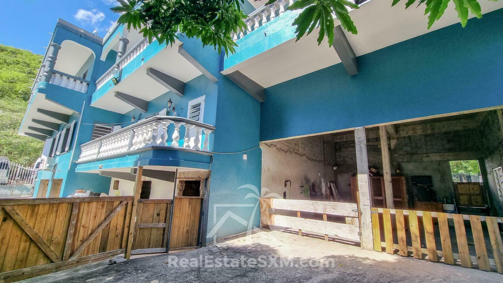House for sale in St Maarten, Diamond Hill. Very spacious! Peaceful. Water view. 2 apartments