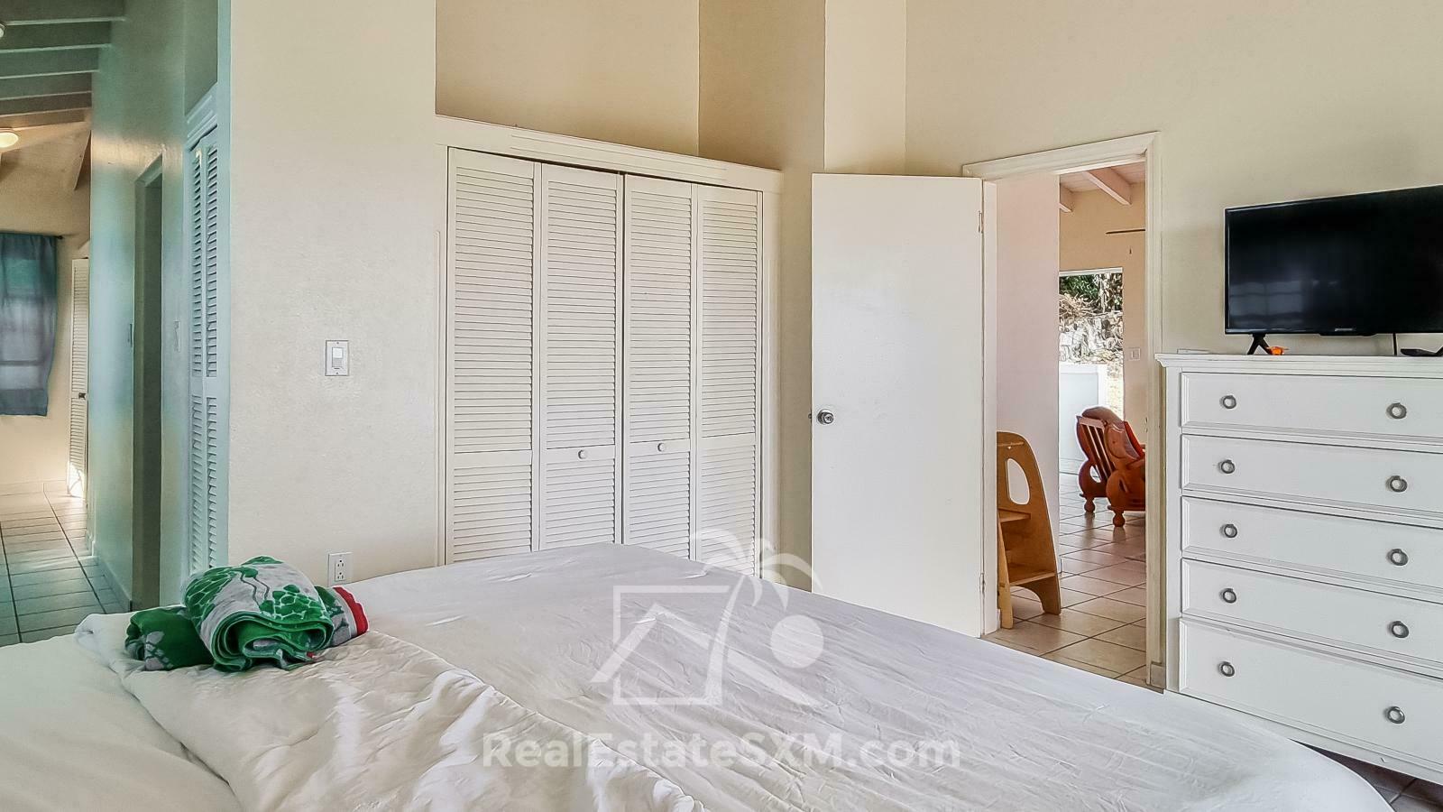 RENT Standalone Townhouse in Guana Bay, Sint Maarten. Peaceful living. Ocean view. Garage. Generator