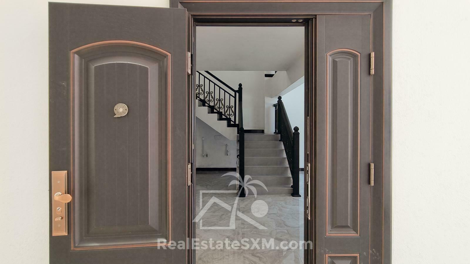 3-bedrooms condo in St Maarten, St John's. Brand new. Modern. Two levels. High ceilings