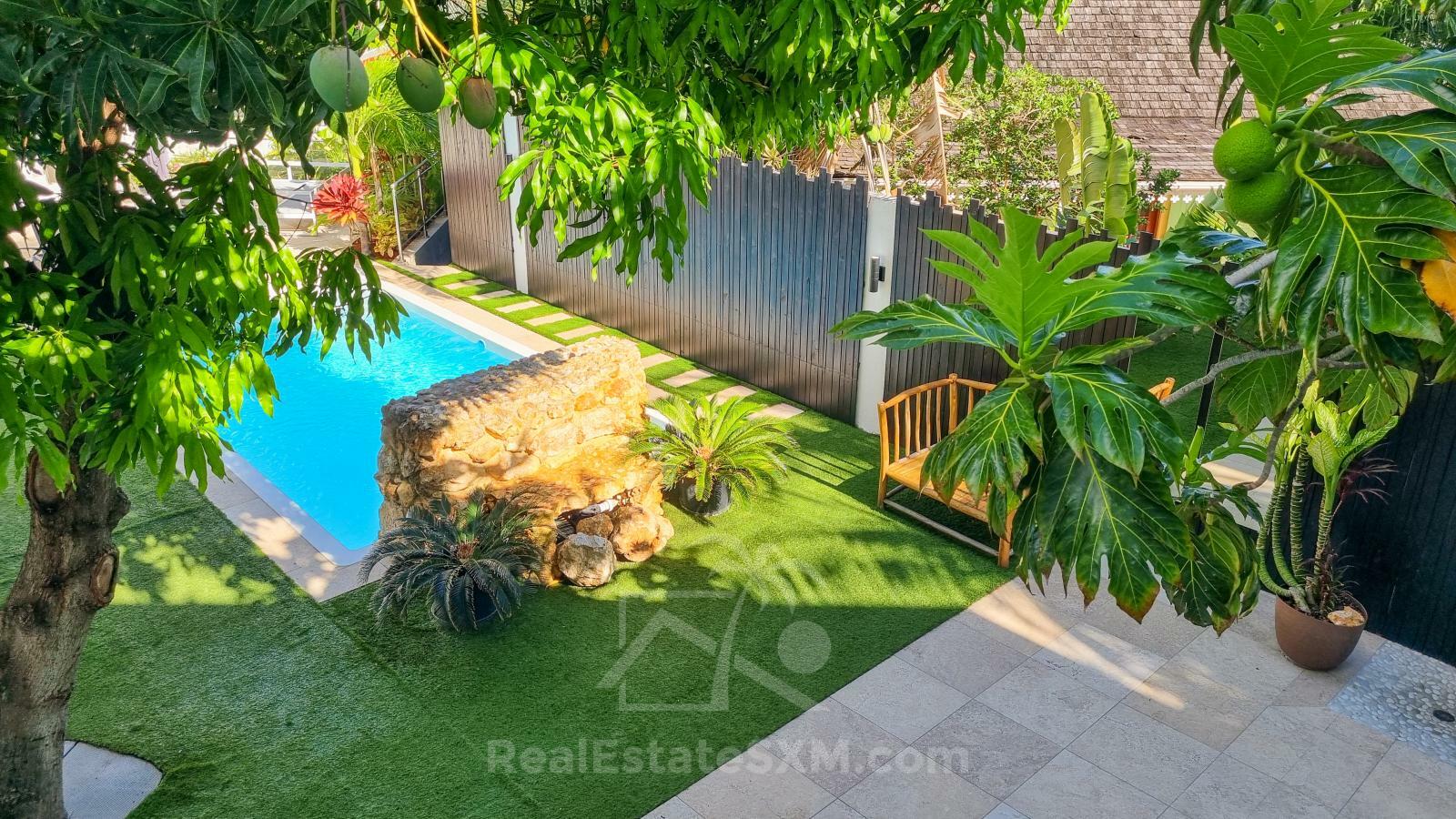 Cozy & luxury, hidden gem in the heart of Cole Bay 2-BR apartment. Swimming Pool. Gym. Renovated