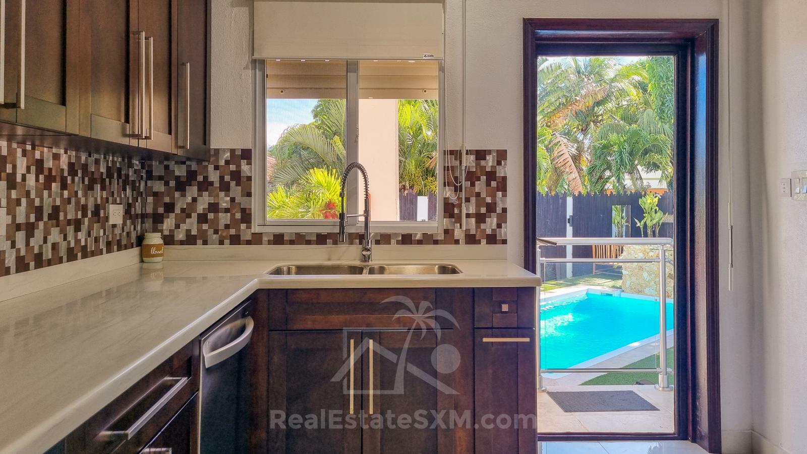 Cozy & luxury, hidden gem in the heart of Cole Bay 2-BR apartment. Swimming Pool. Gym. Renovated
