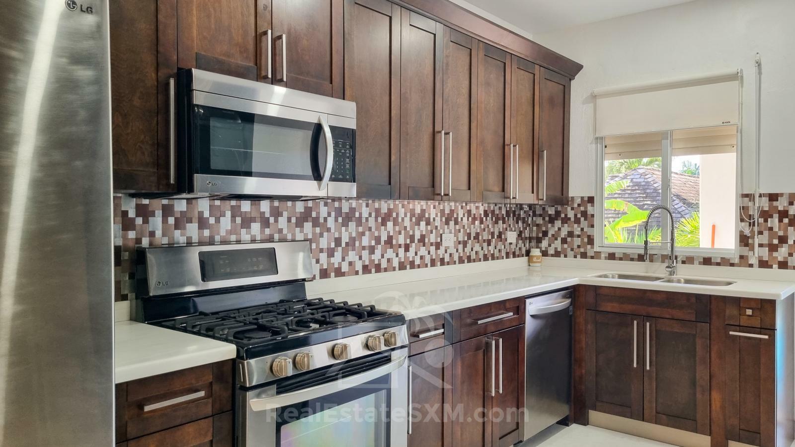 Cozy & luxury, hidden gem in the heart of Cole Bay 2-BR apartment. Swimming Pool. Gym. Renovated