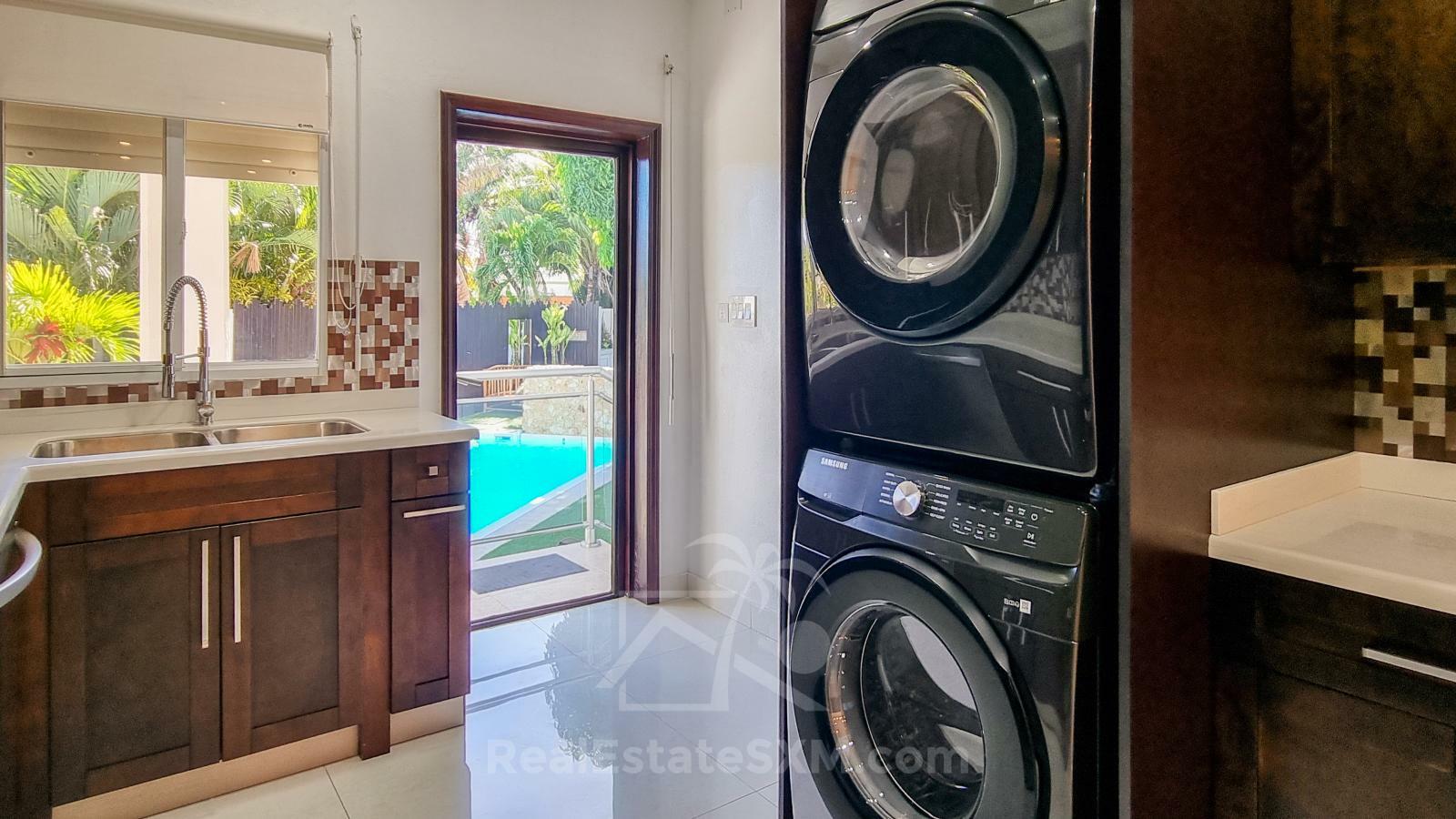 Cozy & luxury, hidden gem in the heart of Cole Bay 2-BR apartment. Swimming Pool. Gym. Renovated