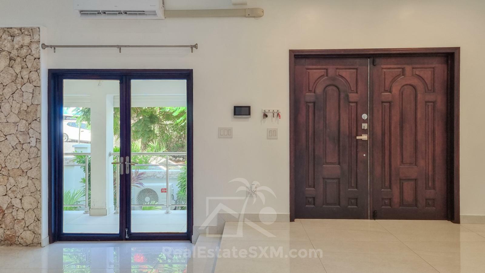 Cozy & luxury, hidden gem in the heart of Cole Bay 2-BR apartment. Swimming Pool. Gym. Renovated